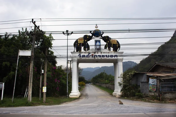 タイの人々と外国人旅行者のためのゲートエントランス旅行旅行は 2022年2月16日にタイのサラブリでプラプータバトにあるワット クラボクまたはタムクラブ寺院で聖なる祈りを尊重します — ストック写真