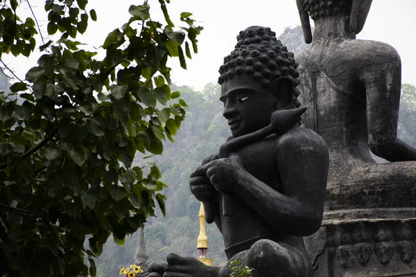 タイの人々や外国人旅行者のための仏像は タイのサラブリのプラ プータバト市にあるワット クラボク修道院やタムクラボク寺院で神聖な祈りの祝福を訪問し 尊重します — ストック写真