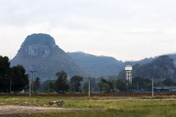 Veja Paisagem Campo Grama Com Montanha Colina Vale Aldeia Hora — Fotografia de Stock