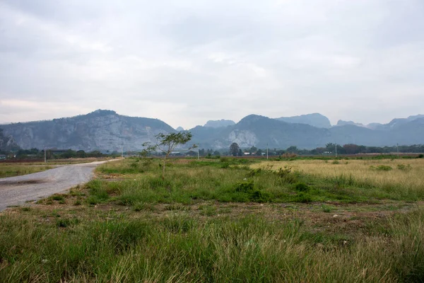 Paysage Pelouse Avec Montagne Village Vallée Colline Matin Phra Phutthabat — Photo