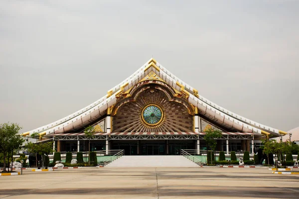 タイの人々のための美しいアート ウブソット オーディション ホールの建物は タイのサラブリにあるNong Kahにあるワット ブッダ タムと法門練習所で祝福仏を祈る尊敬を訪問します — ストック写真