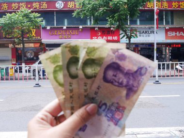 Çinli ve yabancı gezginler 8 Mayıs 2018 'de Çin' in Guangdong kentindeki Swatow kentindeki Shantou eski kasabasında bir sokak marketinde fotoğraf çektirip para toplayarak geziyorlar.