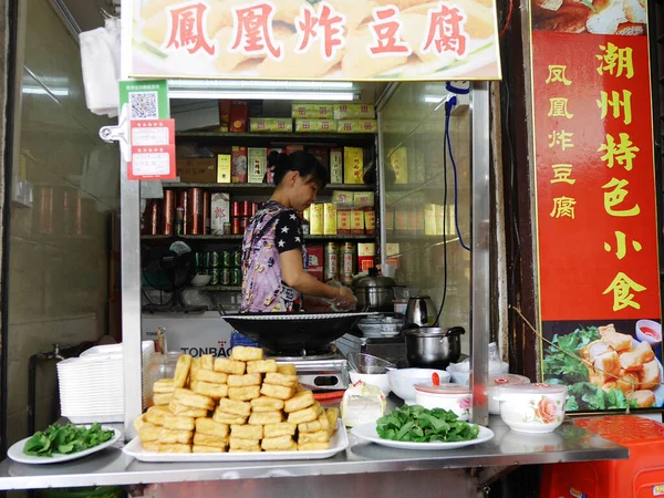 Cinesi Che Cucinano Tofu Fritto Con Verdure Salsa Dolce Vendita — Foto Stock