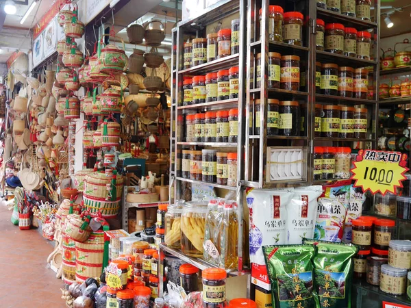 中国人や外国人旅行者のための地元の屋台の食料品店でのお土産の贈り物旅行は 中国広東省で2018年5月8日に潮州市のマーケットストリートTeochew旧市街で購入します — ストック写真