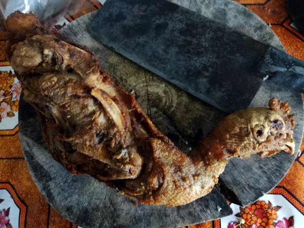 Tulang Rusuk Ayam Goreng Adonan Memotong Kayu Dengan Pisau Potong — Stok Foto