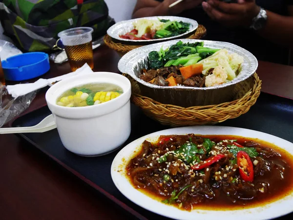 伝統的な地元料理と融合中華料理セット料理中国広東省潮州市の旧市街のレストランカフェショップでお客様にサービスを提供するための皿皿の上のシャントーまたはスワウスタイル — ストック写真