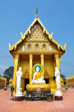 Thai halkı ve yabancı gezginler için Buda heykeli Wat Chaiyasitthawat Budist Tapınağı 'na kutsal bir duayla ve Tayland, Pathum Thani' deki Pathumthani şehrinde ibadet ederek seyahat eder.
