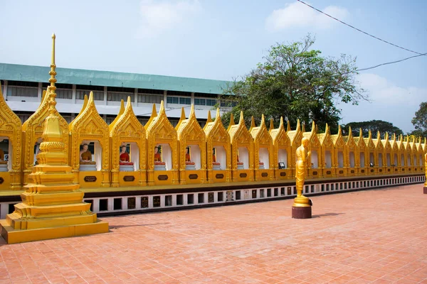 2022 툼타니에 Wat Chaiyasitthawat Buddhist 사원에서 사람들 외국인 여행자들을 부처의 — 스톡 사진