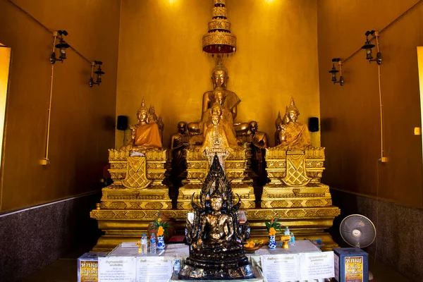 Статуя Будды Тайцев Иностранных Путешественников Посетить Уважать Молитвенные Благословения Святыми — стоковое фото