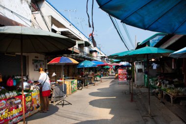 Taylandlı ve yabancı gezginler, 5 Mart 2022 'de Pathumthani şehrindeki Ing Nam Sam Khok sokak pazarında alışveriş yapan yiyecek içecek ürünlerini ziyaret ediyor.