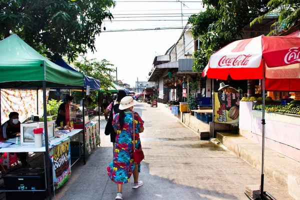 2022年3月5日 在泰国帕图姆萨尼市英南三峰街 Ing Nam Sam Khok 的滨水市场上 泰国人和走在路上的外国游客参观了购物饮料产品 — 图库照片