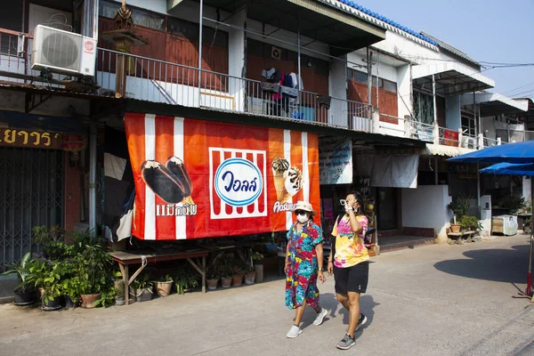 Тайцы Иностранные Путешественники Путешествующие Пешком Посещают Магазины Продуктов Питания Набережной — стоковое фото