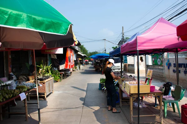 2022年3月5日 在泰国帕图姆萨尼市英南三峰街 Ing Nam Sam Khok 的滨水市场上 泰国人和走在路上的外国游客参观了购物饮料产品 — 图库照片