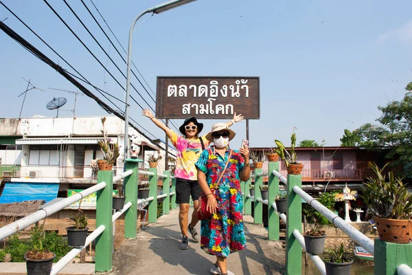 Thaise Senior Moeder Jonge Dochter Vrouwen Dragen Stofmasker Reisbezoek Poseren — Stockfoto