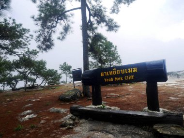 Tahta etiket bilgileri, 16 Şubat 2022 'de Tayland' ın Loei kentinde, Phu Kradueng Ulusal Parkı 'nda yağmur yağarken Tayland' daki gezginler için dağların zirvesine çıkar.