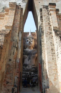 Tai halkı için Wat Si Chum Tapınağı ve Pra Ajana Buddha heykellerinin antik mimari ve harabeleri, Tayland 'ın Sukhothai kentindeki Si Satchanalai Tarih Parkını ziyaret ediyor.