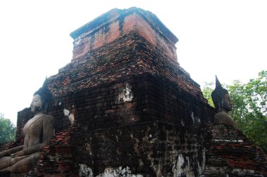 Taylandlı gezginler için antik antik mimari ve antika harabeler Si Satchanalai Tarih Parkı ve Sukhothai, Tayland 'daki Unesco Dünya Mirası sahasında dua ederek seyahat ediyorlar.