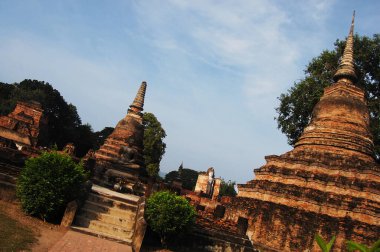 Taylandlı gezginler için antik antik mimari ve antika harabeler Si Satchanalai Tarih Parkı ve Sukhothai, Tayland 'daki Unesco Dünya Mirası sahasında dua ederek seyahat ediyorlar.