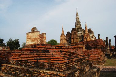 Taylandlı gezginler için antik antik mimari ve antika harabeler Si Satchanalai Tarih Parkı ve Sukhothai, Tayland 'daki Unesco Dünya Mirası sahasında dua ederek seyahat ediyorlar.