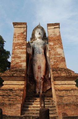 Taylandlı gezginler için antik antik mimari ve antika harabeler Si Satchanalai Tarih Parkı ve Sukhothai, Tayland 'daki Unesco Dünya Mirası sahasında dua ederek seyahat ediyorlar.