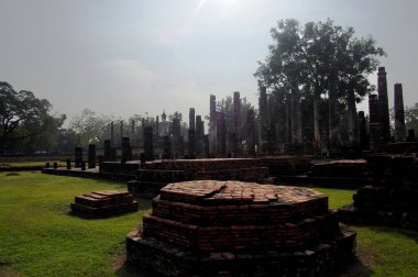 Taylandlı gezginler için antik antik mimari ve antika harabeler Si Satchanalai Tarih Parkı ve Sukhothai, Tayland 'daki Unesco Dünya Mirası sahasında dua ederek seyahat ediyorlar.