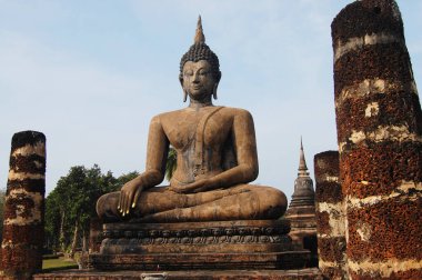 Taylandlı gezginler için antik antik mimari ve antika harabeler Si Satchanalai Tarih Parkı ve Sukhothai, Tayland 'daki Unesco Dünya Mirası sahasında dua ederek seyahat ediyorlar.
