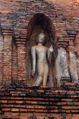 Taylandlı gezginler için antik antik mimari ve antika harabeler Si Satchanalai Tarih Parkı ve Sukhothai, Tayland 'daki Unesco Dünya Mirası sahasında dua ederek seyahat ediyorlar.