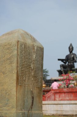 Anıt Pho Khun Ram Khamhaeng Maharat heykeli ve Büyük Kral Ramkamhaeng 'in yazıt çeliği 5 Aralık 2010' da Tayland 'ın Sukhothai kentinde bulunan Si Satchanalai Tarih Parkını ziyaret etti.