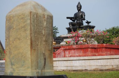 Anıt Pho Khun Ram Khamhaeng Maharat heykeli ve Büyük Kral Ramkamhaeng 'in yazıt çeliği 5 Aralık 2010' da Tayland 'ın Sukhothai kentinde bulunan Si Satchanalai Tarih Parkını ziyaret etti.