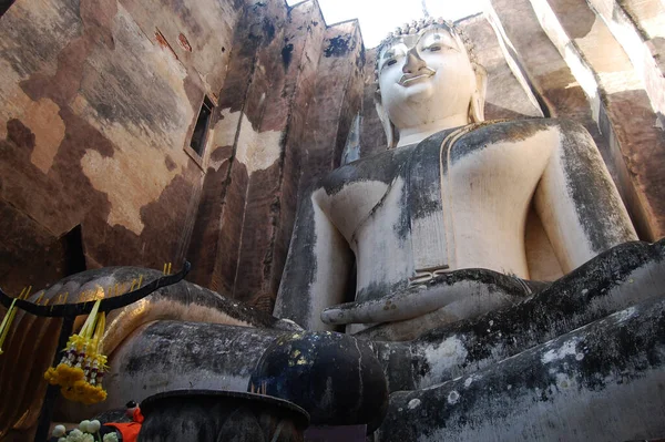タイの人々のためのワット シリコン チュム寺院とプラ アジャナ仏像の古代建築と遺跡の建物は タイのスコータイにある世界遺産のSi Satchanalai歴史公園で訪問します — ストック写真