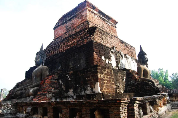 タイの人々のための古代の建築とアンティークの遺跡の建物旅行者は タイのスコータイ島のSi Satchanalai歴史公園とユネスコ世界遺産で祈る尊敬を訪問します — ストック写真