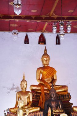 Taylandlılar ve yabancılar için antik Ubosot antik Buda heykeli Wat khien ya da Tayland Nonthaburi 'deki Khian Budist tapınağındaki ibadet ve ibadete saygı göstererek ziyaret ederler.