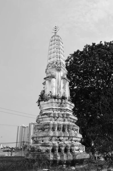 タイの人々のためのワット カイエンまたはカーン仏教寺院の古代建築アンティークの建物の仏塔チェディは タイのノンタブリにあるバンパイ市での祈りの仏と聖なる崇拝を尊重して訪問します — ストック写真