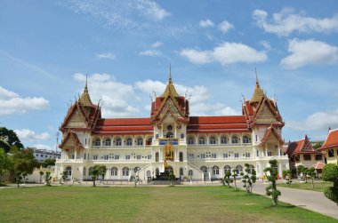 Tayland 'ın Nonthaburi şehrinde 30 Temmuz 2011 tarihinde Bangbuathong' daki Wat Bang Phai Kraliyet Manastırı 'nın Dhamma Eğitim Bölümü Mimarlık Fakültesi' nde eğitim görmektedir.