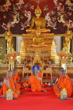 30 Temmuz 2011 'de Bangbuathong' daki Wat Bang Phai tapınağındaki kraliyet manastırında rahiplerle yapılan geleneksel tören ve Tayland halk dinine katılma törenine katılma hakkı verildi.