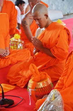 30 Temmuz 2011 'de Bangbuathong' daki Wat Bang Phai tapınağındaki kraliyet manastırında rahiplerle yapılan geleneksel tören ve Tayland halk dinine katılma törenine katılma hakkı verildi.