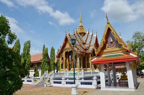 สถาป ตยกรรมโบราณโบสถ โบราณว ดบางไผ ดพระบาทสมเด จพระปรม นทรมหาภ พลอด ลยเดช เคารพพระพ — ภาพถ่ายสต็อก