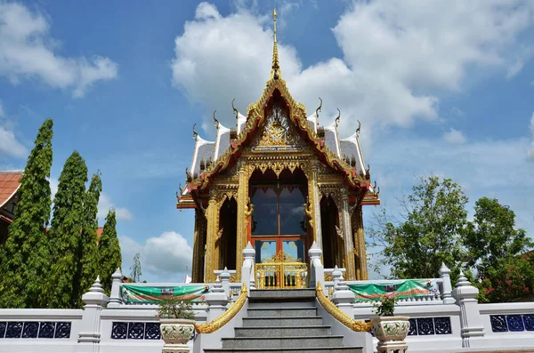 2011年7月30日 在泰国农塔布里 为泰国人游览了位于邦巴通的威特邦帕寺皇家修道院的古建筑 乌博斯教堂 — 图库照片