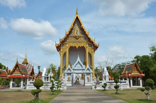 在泰国农塔布里的邦巴通 古代建筑为泰国人建造了威特邦帕伊寺庙皇家修道院的乌博斯教堂 — 图库照片