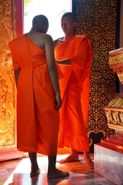 2011年7月30日 タイのノンタブリにあるバンブサトンにあるワット パイ寺院の王室修道院で 古代の伝統的な儀式とタイの人々の修道士との調整のメリットが儀式の儀式に参加します — ストック写真