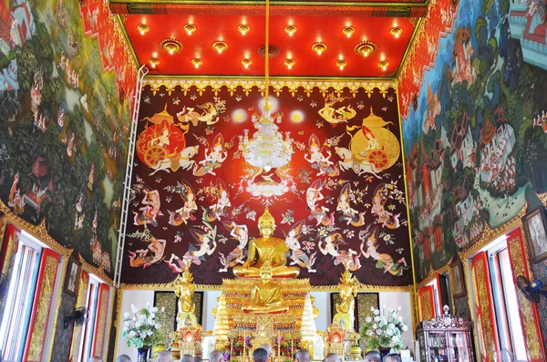 タイの人々のためのアンティークの小像旅行者のための古代の仏像は タイのノンタブリで2011年7月30日にワット パイ寺院王室の修道院で祈りと祝福の神聖な礼拝を尊重訪問 — ストック写真