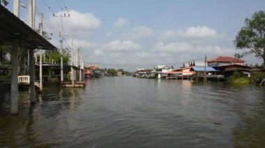 Bangyai şehrindeki Khlong Om Non kanalı ve kırsal köy antika evinin manzarasına bakın. Tayland 'ın non-thaburi kentindeki Wat tanod Bangyai' de yerel Taylandlılar yaşıyor.