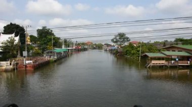 Bangyai şehrindeki Khlong Om Non kanalı ve kırsal köy antika evinin manzarasına bakın. Tayland 'ın non-thaburi kentindeki Wat tanod Bangyai' de yerel Taylandlılar yaşıyor.