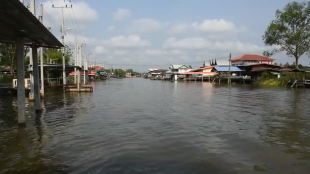 位于泰国农塔布里的Khlong Non运河和城市景观乡村音乐复古古屋的景观 — 图库视频影像