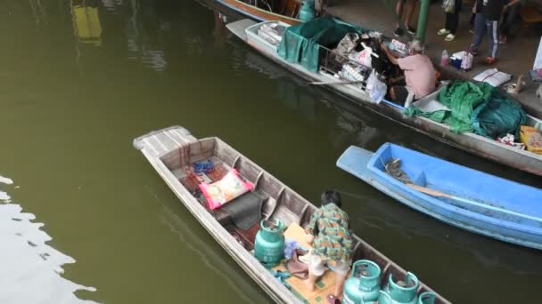 Thailändska Äldre Kvinnor Paddlar Och Rider Träbåtar Transporterar Och Leverans — Stockvideo