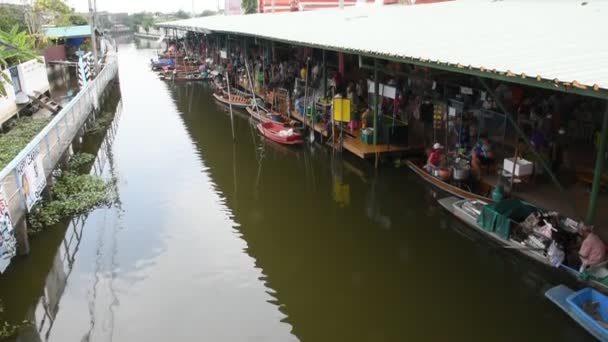 태국을 여행하는 외국인 여행자들은 2022 태국논 부리에 지방와 시장에서 운하를 — 비디오