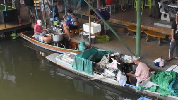 태국을 여행하는 외국인 여행자들은 2022 태국논 부리에 지방와 시장에서 운하를 — 비디오