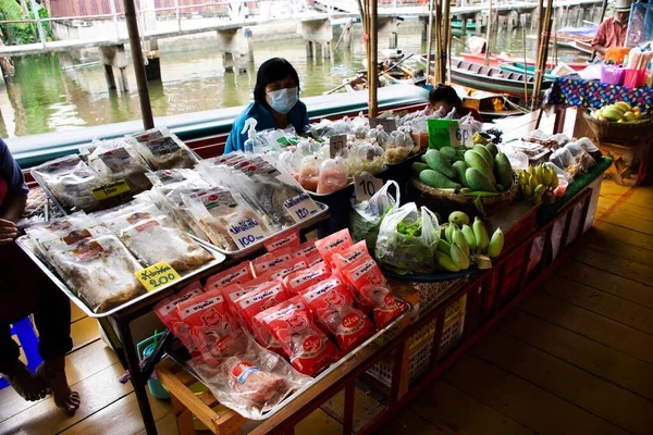 Viaggiatori Stranieri Che Viaggiano Piedi Visitano Shopping Bevande Alimentari Prodotti — Foto Stock