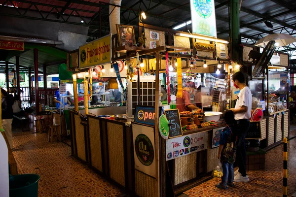 Тайцы Иностранные Путешественники Путешествующие Пешком Посещают Магазины Продуктами Питания Продуктового — стоковое фото