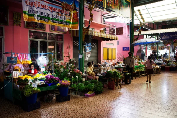 외국인 여행자들은 2022 태국논 부리의 지방와 물놀이 시장에서 식료품 점에서 — 스톡 사진